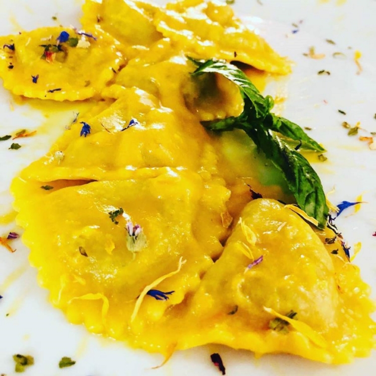 raviolo ripieno di mozzarela e filacci di mazzo